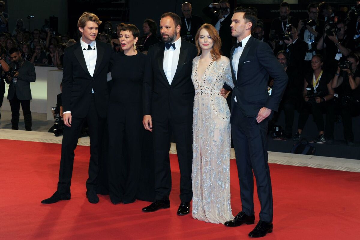 Венецианский кинофестиваль: Эмма Стоун, Джо Элвин и Николас Холт на премьере «Фаворитки»