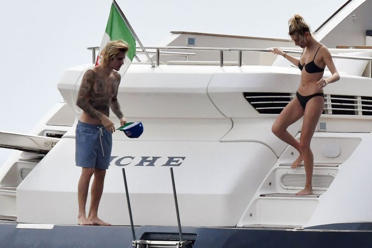Джастин Бибер и Хейли Болдуин отдыхают на яхте в Италии