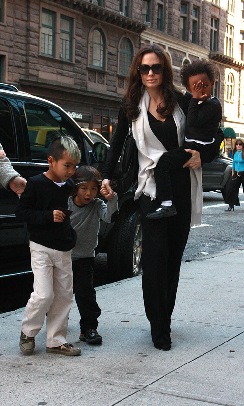Анджелина Джоли и дети: шоппинг в Нью-Йорке