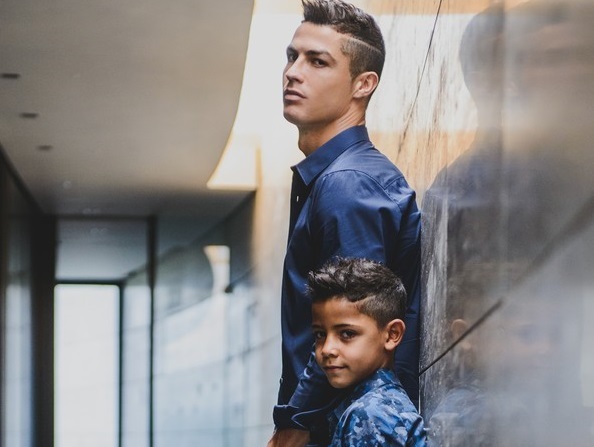 Криштиану Роналду с семилетним сыном снялся в рекламе джинсов