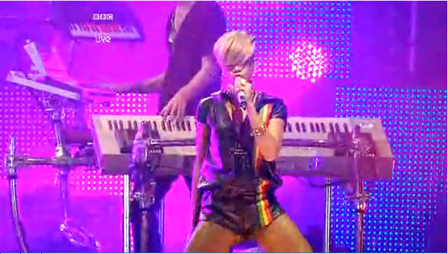 Видео: живое выступление Рианны на фестивале BBC Radio 1&#39;s Big Weekend