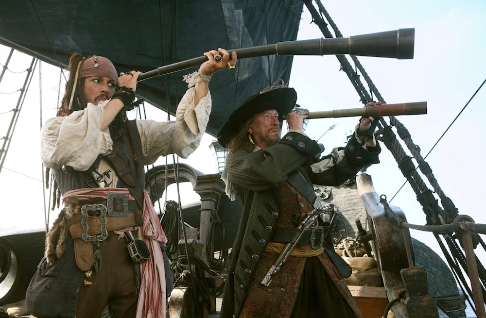 Disney объявили дату премьеры «Пиратов Карибского моря 5», а Питер Джексон опубликовал постер «Хоббита»