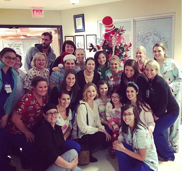 Дженнифер Лоуренс посетила детский госпиталь