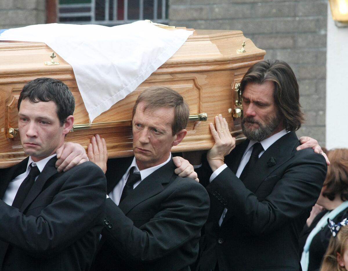 Джим Керри был убит горем  на похоронах бывшей девушки