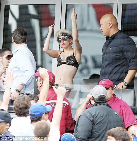 Lady Gaga на мачте по бейсболу в Нью-Йорке