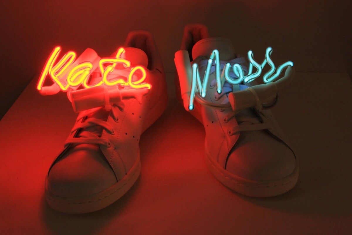 Кейт Мосс, Наоми Кэмпбелл и Кайли Миноуг создают обувь в поддержку прав геев