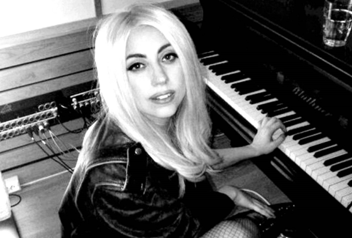 Леди Гага спела для детей в мексиканском приюте