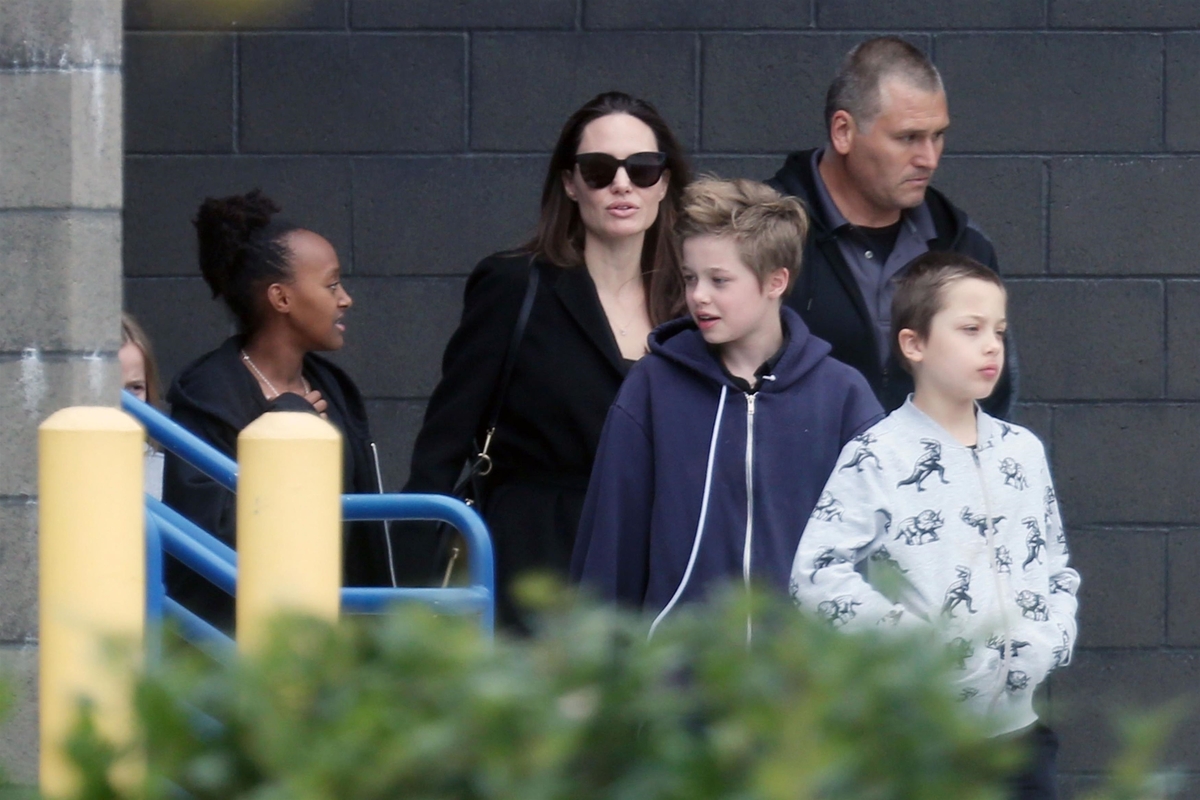 Анджелина Джоли отвела детей в кино на новую «Лару Крофт»