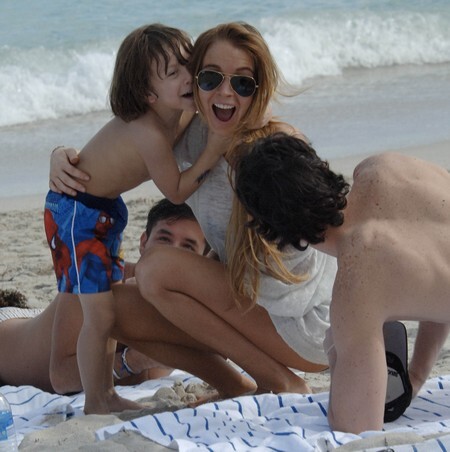 Линдсей Лохан с семьей на пляже