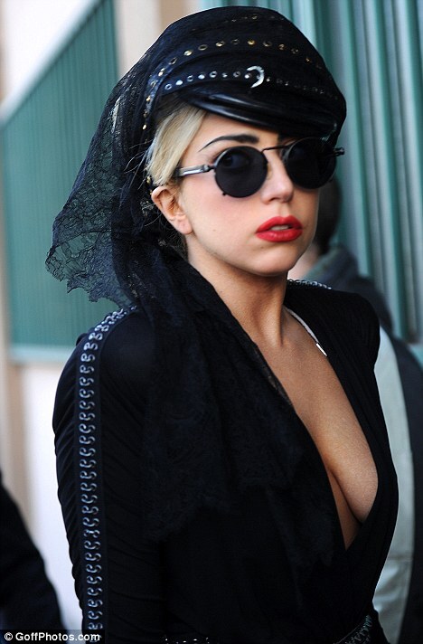 Lady GaGa шокирует итальянцев своим видом
