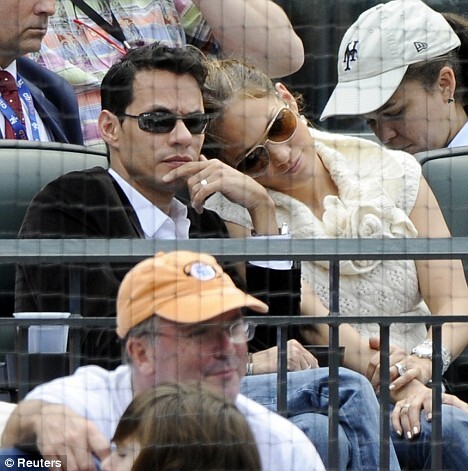 Дженнифер Лопес с мужем на бейсболе: может, мы уже пойдем домой?