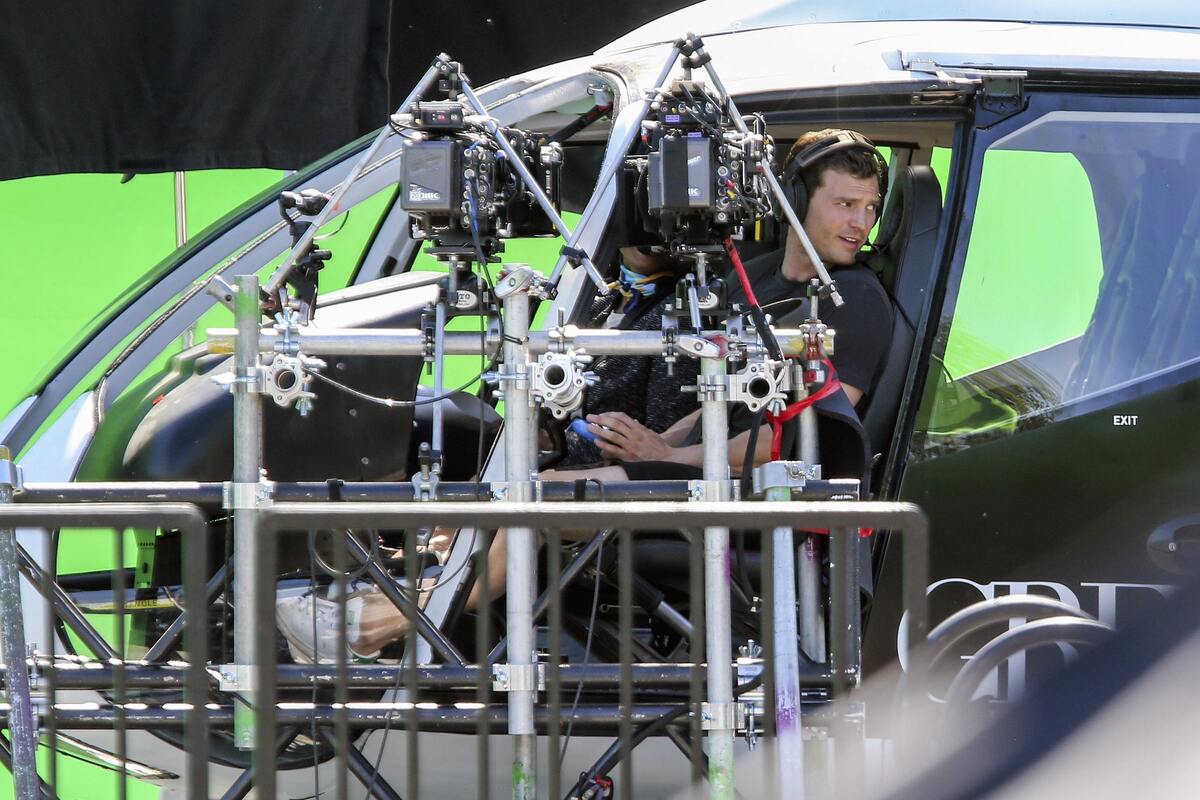 Джейми Дорнан снимает сцену крушения вертолета в фильме «На пятьдесят оттенков темнее»