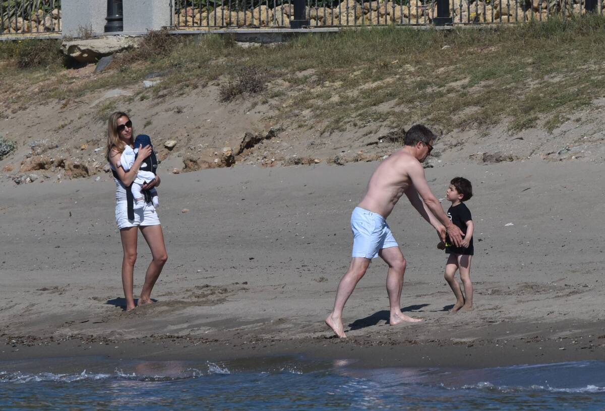 Хью Грант на пляже с девушкой и детьми