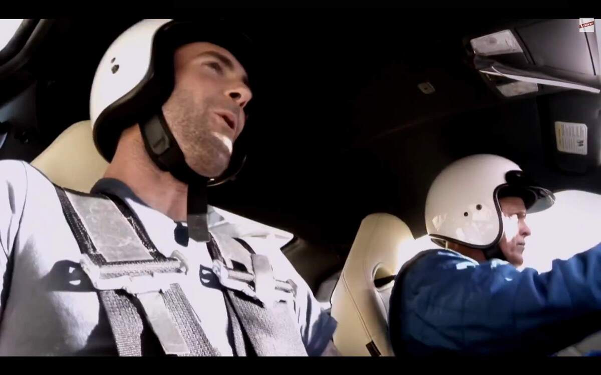 Адам Левин в рекламном ролике Nissan GT-R