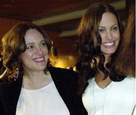 Анджелина Джоли хочет установить контакт с умершей матерью