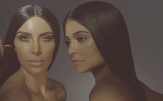 Ким Кардашьян и Кайли Дженнер снялись топлес в рекламе косметики
