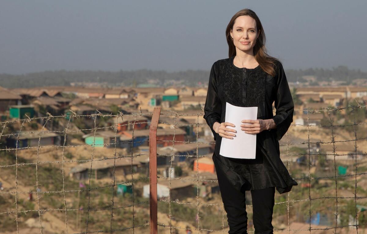 Фото: Анджелина Джоли побывала в лагере беженцев в Бангладеше