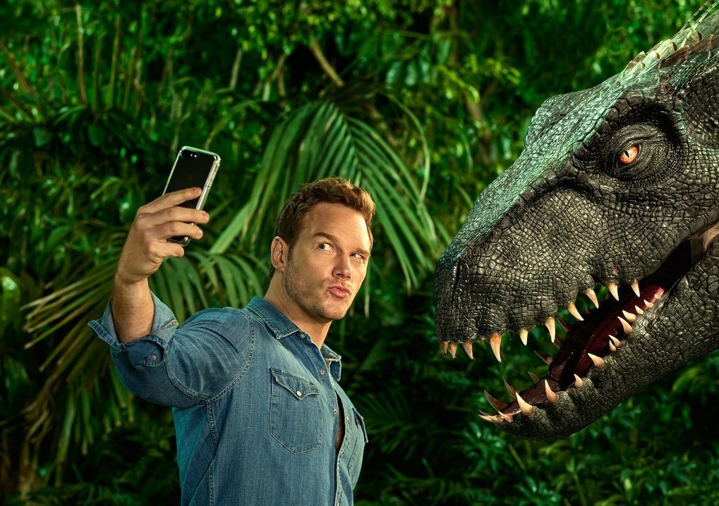 Крис Прэтт делает селфи с динозавром в новой фотосессии для EW