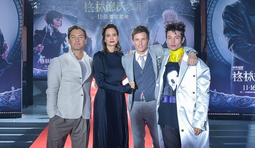 Эдди Редмэйн, Эзра Миллер и Джуд Лоу на премьере «Фантастических тварей: Преступления Грин-де-Вальда» в Пекине