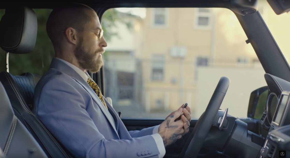 В рекламном ролике Mercedes научили делать селфи