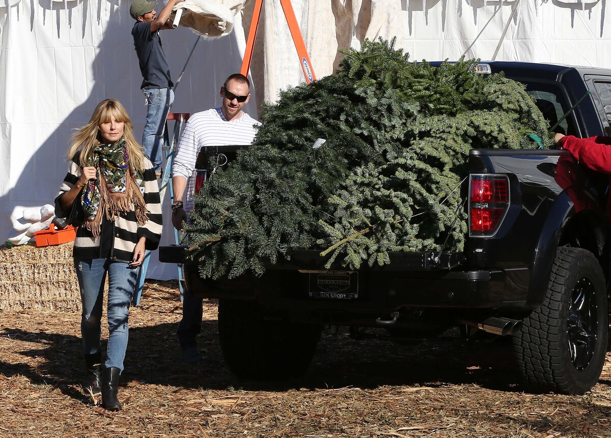 Хайди Клум с семьей выбирает рождественскую елку