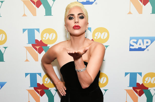 Леди Гага представила три новые песни на шоу в рамках тура Bud Light Dive Bar