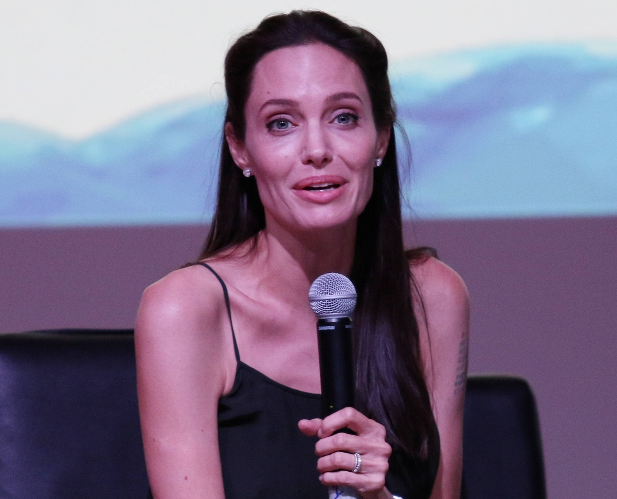 Анджелина Джоли сделала новое тату в память о жертвах террора в Камбодже