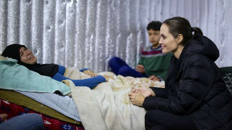 Анджелина Джоли побывала в лагере сирийских беженцев