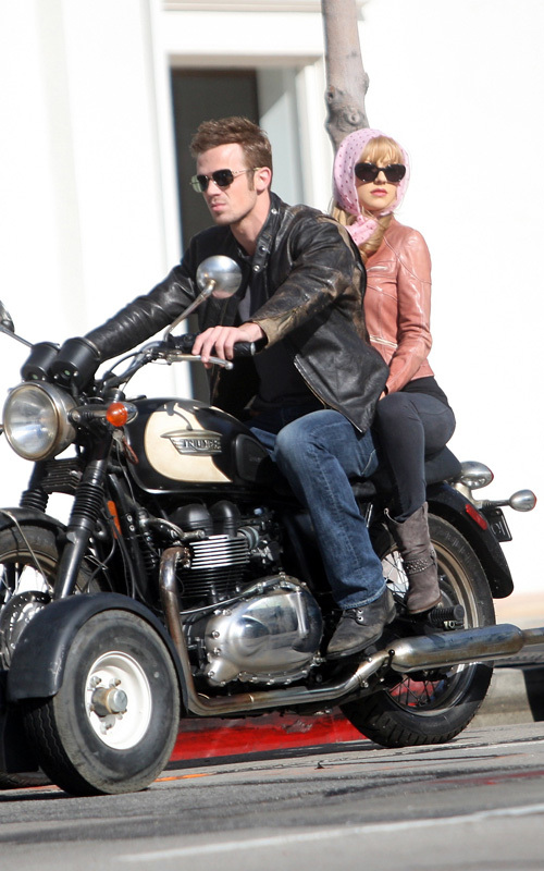Кристина Агилера и Кэм Жиганде катаются на мотоцикле