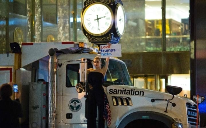 Леди Гага устроила протест перед башней Трампа