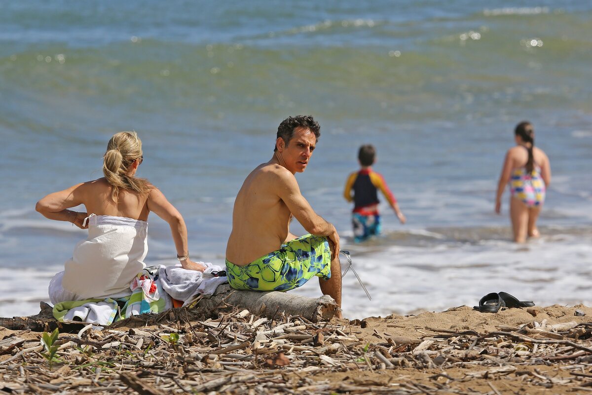 Бен Стиллер на гавайском пляже с семьей