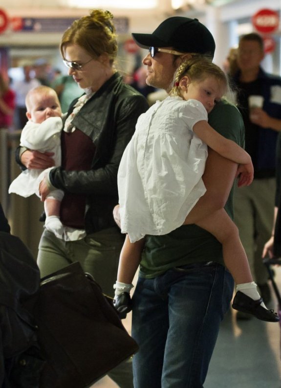 Николь Кидман с семьей в аэропорту Лос-Анджелеса