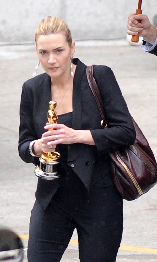 Кейт Уинслет держит Оскар двумя руками