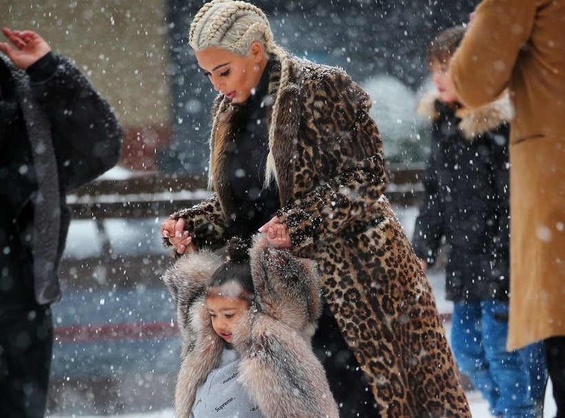 Фото: Ким Кардашьян учит дочку Норт Уэст кататься на коньках