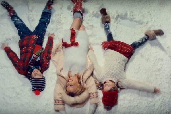 Кайли Миноуг выпустила рождественский клип с участием своего бойфренда