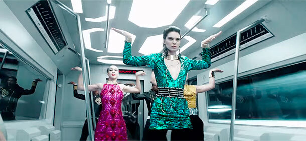 Зажигательные танцы: Кендалл Дженнер в рекламном ролике Balmain x H&M