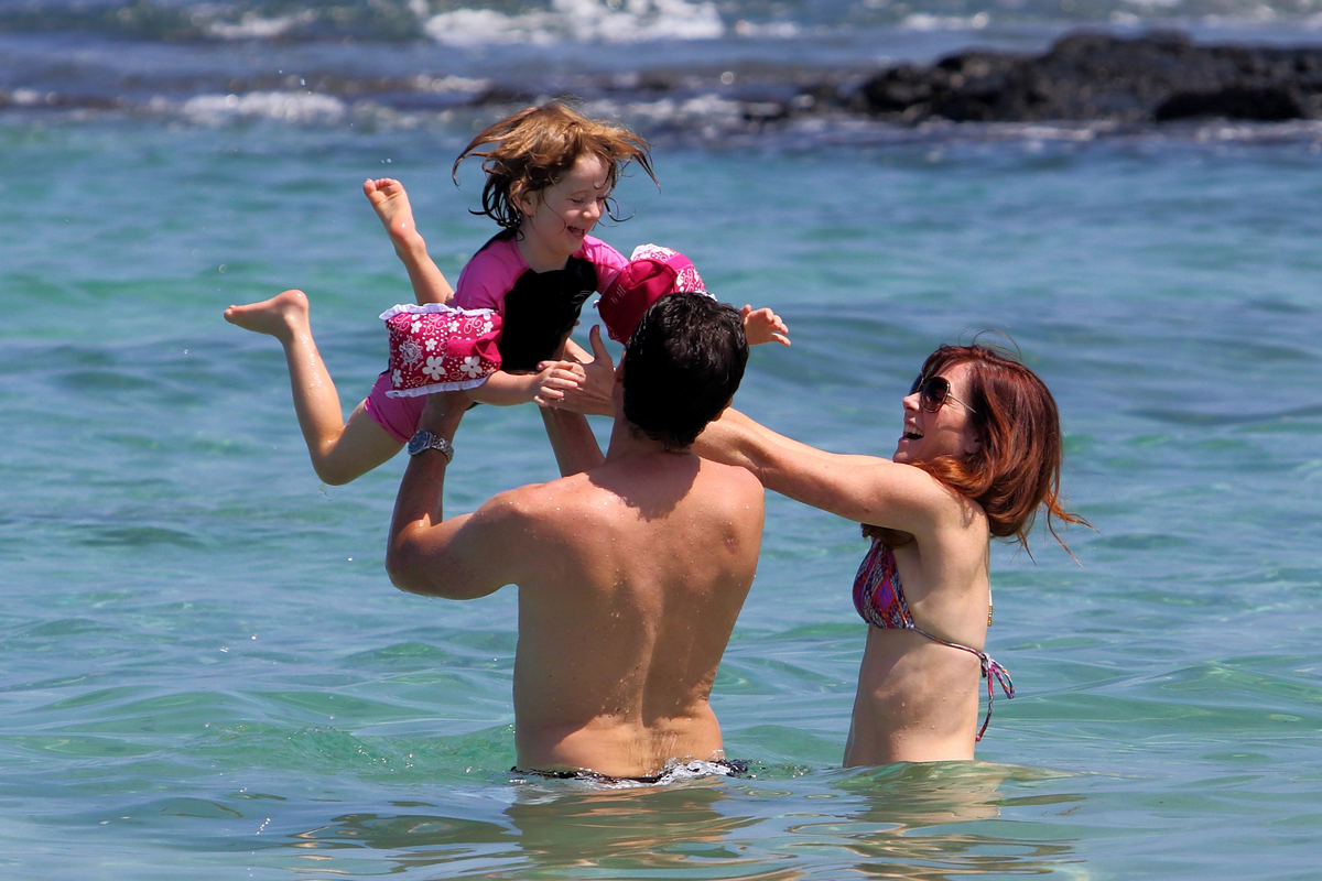 Элисон Ханниган на пляже с семьей