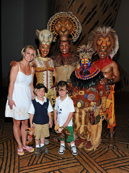Бритни Спирс с детьми на шоу "Король Лев"