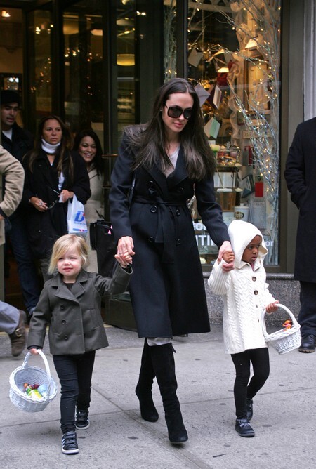Анджелина Джоли и ее дочери на прогулке