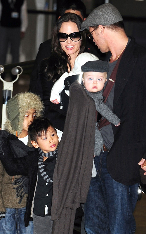 Семейство Джоли-Питт приехали в Японию