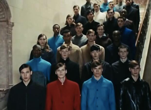 Хор моделей-мужчин исполнили песню Daft Punk  «Get Lucky»