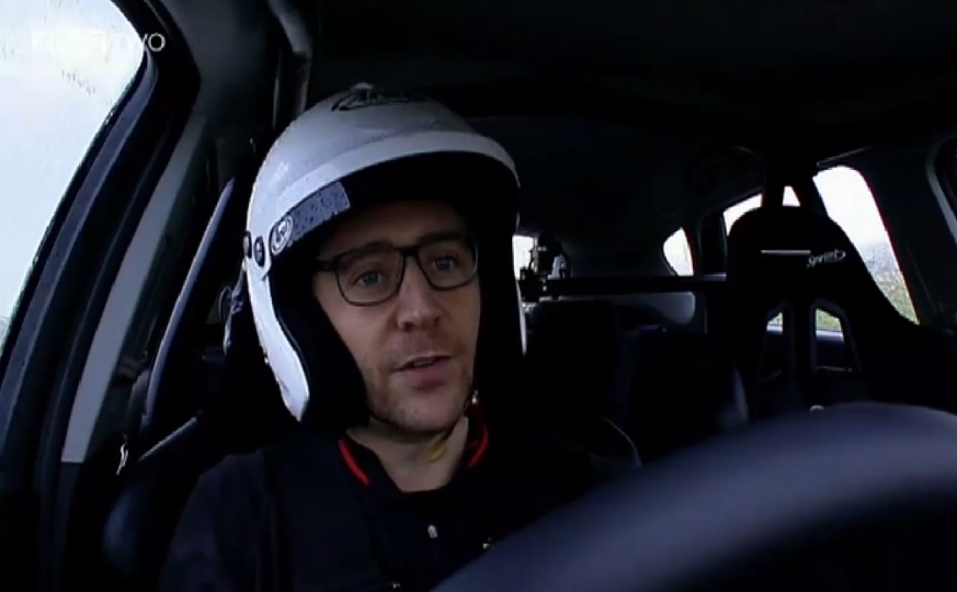 Том Хиддлстон на гоночном треке Top Gear