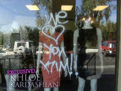 Магазины сестер Кардашян разрисовавыют граффити