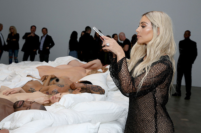 Ким Кардашьян и Канье Уэст устроили выставку голых восковых фигур из клипа Famous