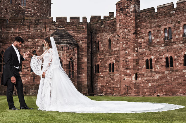 Сиара показала новые фото с романтической свадьбы в замке