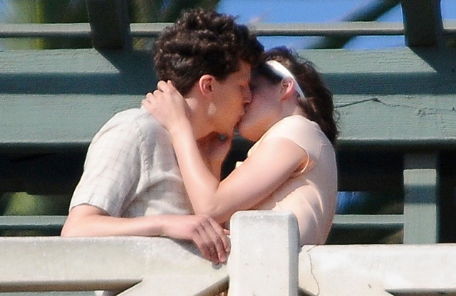 Фото: Кристен Стюарт и Джесси Айзенберг целуются на съемках нового фильма Вуди Аллена