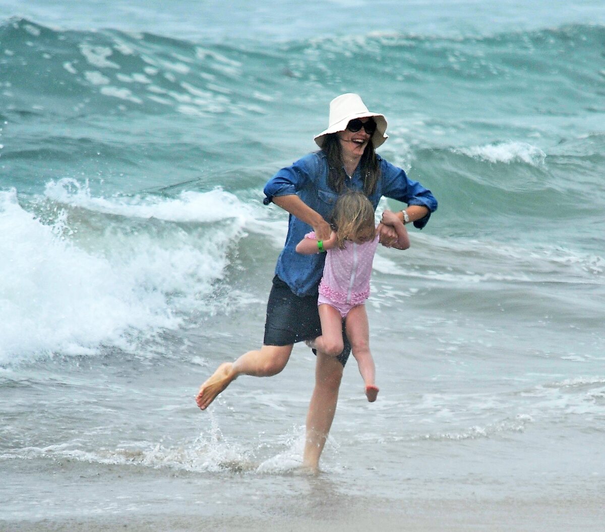Дженнифер Гарнер на пляже с детьми