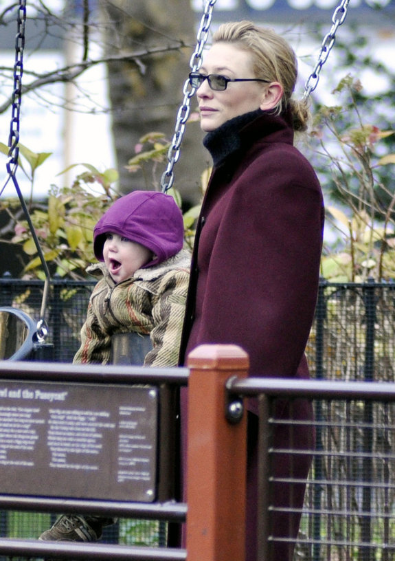 Кейт Бланшетт со своими детьми в парке