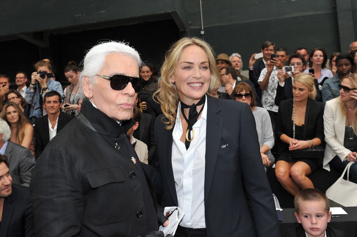 Шэрон Стоун и Карл Лагерфельд на показе Dior Homme в Париже