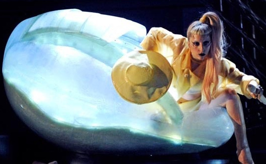 Lady Gaga провела в яйце три дня?